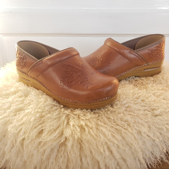 🌟SEE NEW LISTING🌟HP!🌾Limited Edition☆Dansko Honey Clogs☆Floral Embossed☆EU39- - Picture 16 of 16